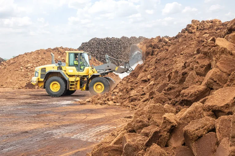 Pala cargadora trabajando con bloques de turba en las instalaciones de producción de Gramoflor