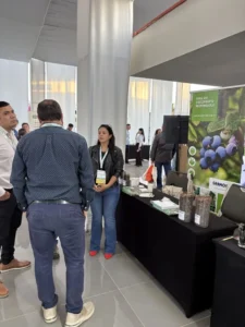Equipo de Gramoflor atendiendo a cultivadores de arándanos en el congreso de Paracas