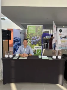 Stand de Gramoflor en el Congreso de Blueberries de Paracas con muestras de sustrato